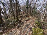 51 Il sentiero corre tra roccette sporgenti dal terrreno